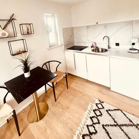 Ferienwohnung an der Uniklinik mit eigener Küche und renoviertem Badezimmer Homburg  Exterior foto