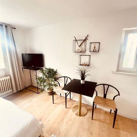 Ferienwohnung an der Uniklinik mit eigener Küche und renoviertem Badezimmer Homburg  Exterior foto