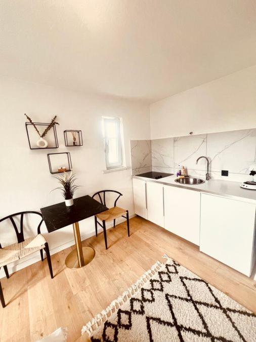 Ferienwohnung an der Uniklinik mit eigener Küche und renoviertem Badezimmer Homburg  Exterior foto
