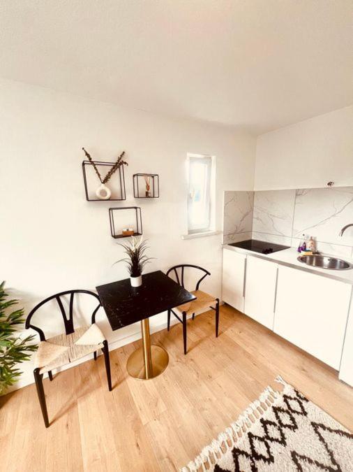 Ferienwohnung an der Uniklinik mit eigener Küche und renoviertem Badezimmer Homburg  Exterior foto
